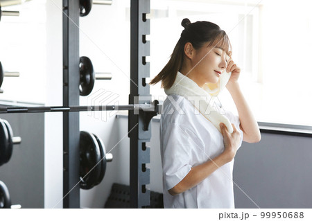 ジムで運動をする若い女性 99950688