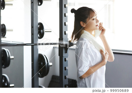 ジムで運動をする若い女性 99950689