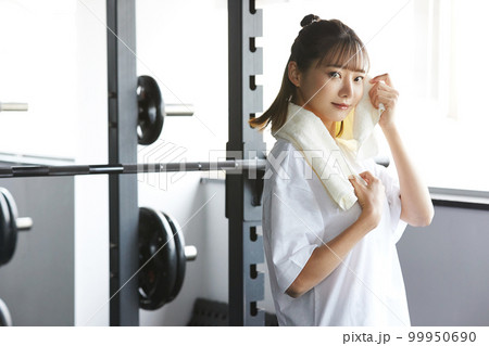 ジムで運動をする若い女性 99950690