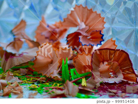 　色鉛筆の削りかすが生み出す捨て難い造形美。 99951416