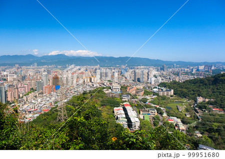 台湾 台北市 象山、登山道（超然亭近く）から見る台北の街並み 99951680