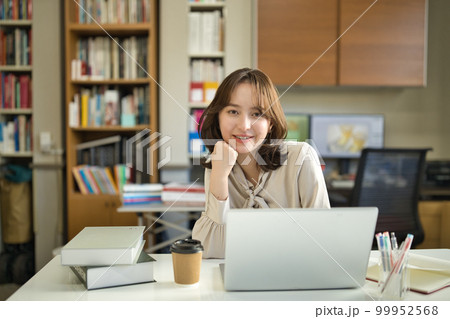 オフィスで働く若い女性 オフィスで働く若い女性 99952568