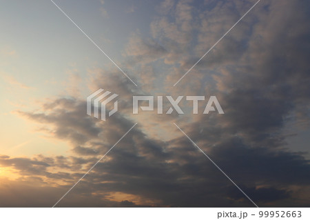 夕暮れの空　雲　空のみ 99952663