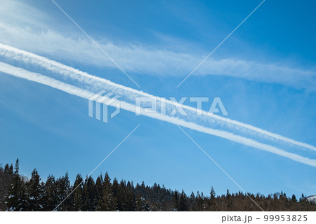 時間が経過し、やがて繋がった二本の飛行機雲【長野県】の写真素材