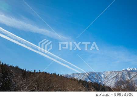時間が経過し、やがて繋がった二本の飛行機雲【長野県】 99953906