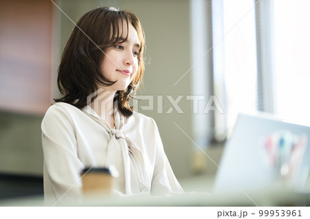 オフィスで働く若い女性 99953961