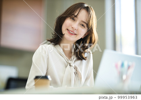 オフィスで働く若い女性 オフィスで働く若い女性 99953963