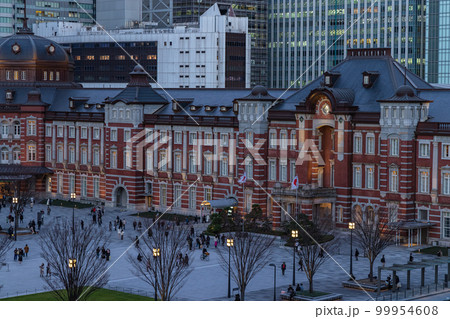日本　東京都千代田区の丸の内ビルディングから見える赤レンガ作りの東京駅舎 99954608