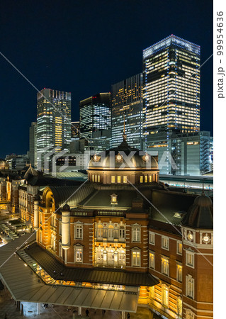 日本 東京都千代田区丸の内のKITTEガーデンから見える赤レンガ作りの東京駅舎と高層ビルの夜景 日本 東京都千代田区丸の内のKITTEガーデンから見える赤レンガ作りの東京駅舎と高層ビルの夜景 99954636