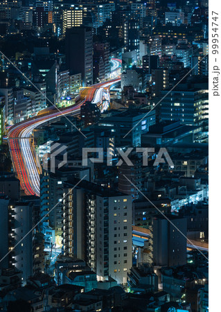 日本　東京都渋谷区の恵比寿ガーデンプレイスタワーのスカイラウンジから眺める東京の夜景 99954747