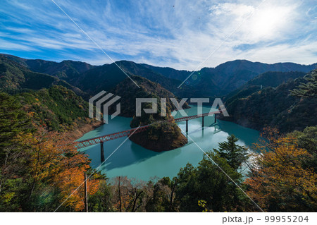日本 静岡県榛原郡川根本町にある奥大井湖上駅と紅葉 日本 静岡県榛原郡川根本町にある奥大井湖上駅と紅葉 99955204
