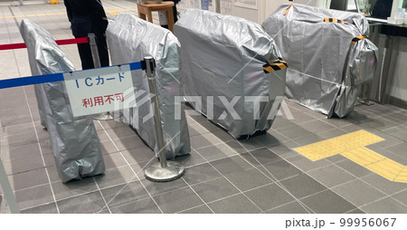 準備中の自動改札 99956067