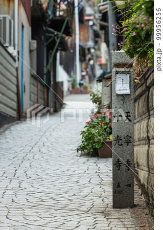 日本　広島県尾道市の千光寺へと続く細道 99956256