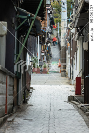 日本　広島県尾道市の千光寺へと続く細道 99956257