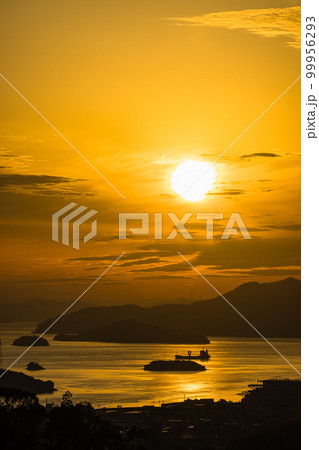 日本 広島県尾道市の千光寺頂上展望台から見える瀬戸内海と夕焼け空 日本 広島県尾道市の千光寺頂上展望台から見える瀬戸内海と夕焼け空 99956293