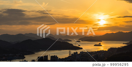 日本　広島県尾道市の千光寺頂上展望台から見える瀬戸内海と夕焼け空 99956295