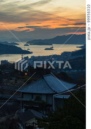 日本　広島県尾道市の千光寺山から見える尾道水道と夕焼け空 99956310