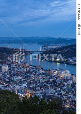 日本　広島県尾道市の千光寺頂上展望台から見える尾道水道と尾道大橋と尾道の街並み 99956314
