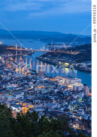 日本　広島県尾道市の千光寺頂上展望台から見える尾道水道と尾道大橋と尾道の夜景 99956316