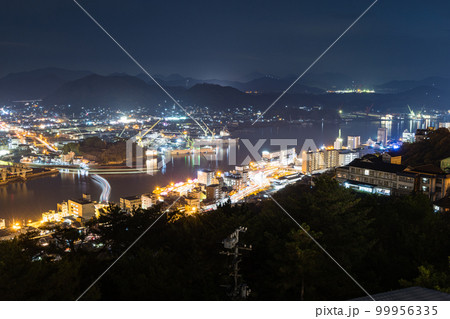 日本　広島県尾道市の千光寺頂上展望台から見える瀬戸内海と尾道の夜景 99956335