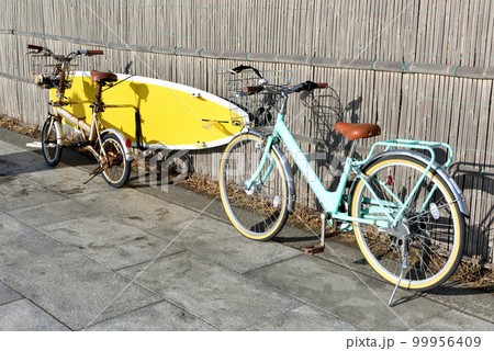 カラフルな自転車を置いて海に入るサーファー達 カラフルな自転車を置いて海に入るサーファー達 99956409