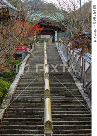 日本　広島県廿日市市の宮島にある大聖院の摩尼車の石段と御成門 99956489