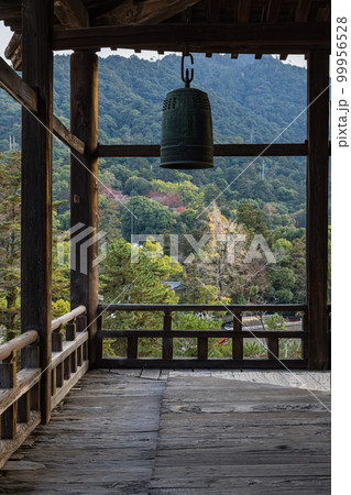 日本 広島県廿日市市の宮島にある豊国神社の千畳閣に飾られた鐘 日本 広島県廿日市市の宮島にある豊国神社の千畳閣に飾られた鐘 99956528
