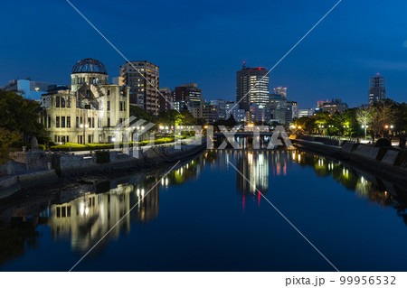日本 広島県広島市にあるライトアップされた原爆ドームと元安川の夜景 日本 広島県広島市にあるライトアップされた原爆ドームと元安川の夜景 99956532