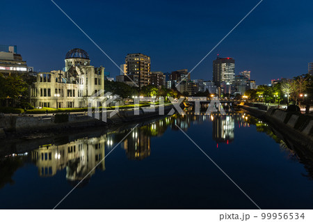 日本 広島県広島市にあるライトアップされた原爆ドームと元安川の夜景 日本 広島県広島市にあるライトアップされた原爆ドームと元安川の夜景 99956534