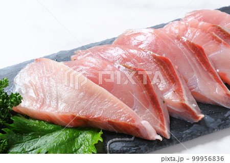 よく脂がのって美味しそうなブリの刺身 よく脂がのって美味しそうなブリの刺身 99956836
