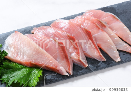 よく脂がのって美味しそうなブリの刺身 よく脂がのって美味しそうなブリの刺身 99956838