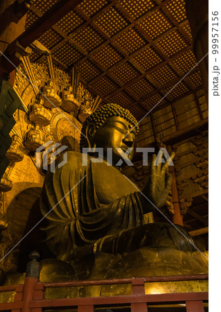 日本　奈良県奈良市の奈良公園内にある東大寺の大仏殿内にある盧舎那大仏 99957156