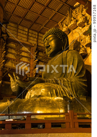 日本 奈良県奈良市の奈良公園内にある東大寺の大仏殿内にある盧舎那大仏 日本 奈良県奈良市の奈良公園内にある東大寺の大仏殿内にある盧舎那大仏 99957168