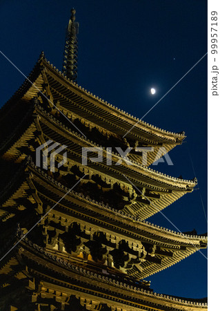 日本 奈良県奈良市に建つ夜になってライトアップされた興福寺の五重塔と月 日本 奈良県奈良市に建つ夜になってライトアップされた興福寺の五重塔と月 99957189