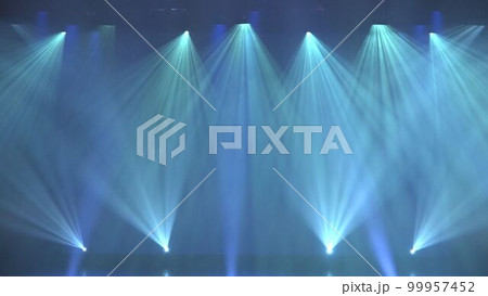 煌びやかな照明 99957452