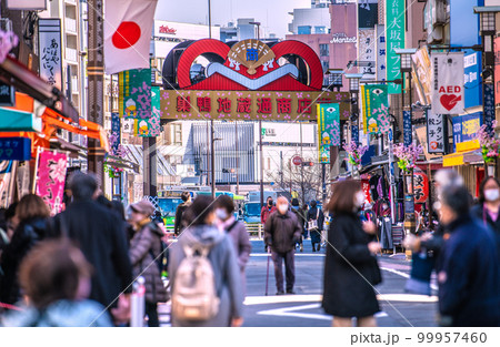 日本の東京都市景観　巣鴨地蔵通商店街などを望む。奥にJR巣鴨駅が見える 99957460