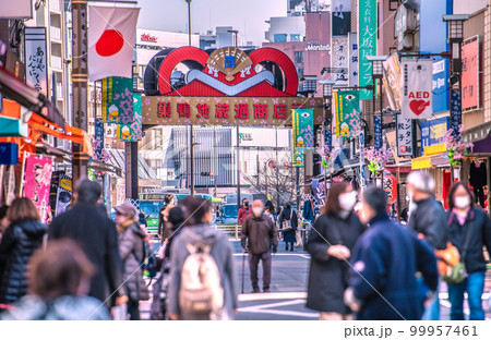 日本の東京都市景観 巣鴨地蔵通商店街などを望む。奥にJR巣鴨駅が見える 日本の東京都市景観 巣鴨地蔵通商店街などを望む。奥にJR巣鴨駅が見える 99957461