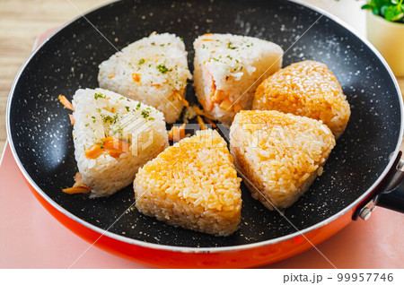 フライパンで焼くおにぎり フライパンで焼くおにぎり 99957746