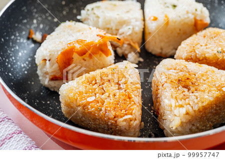 フライパンで焼くおにぎり フライパンで焼くおにぎり 99957747