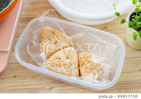 一晩寝かした醤油味のおにぎり 99957750