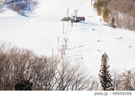 冬の長野県白馬村と八方尾根スキー場 99958206