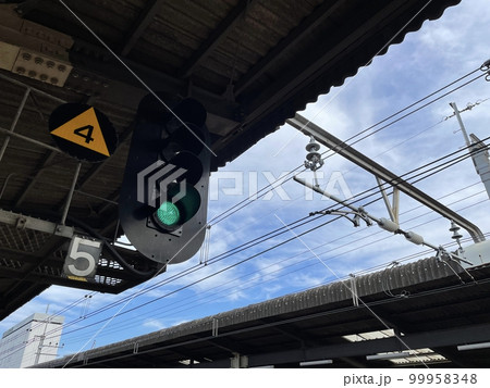 駅のホームの鉄道信号 99958348