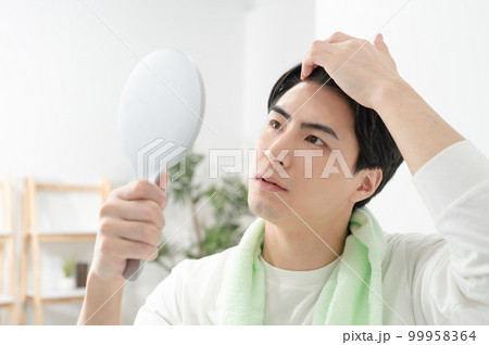 髪の毛を気にする男性 ヘアケア 髪の毛を気にする男性 ヘアケア 99958364