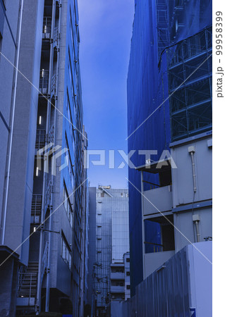 都会の路地の風景 都会の路地の風景 99958399