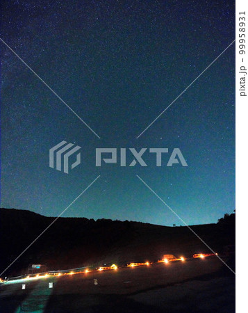 満点の星空の白馬岩岳マウンテンリゾート　キャンプサイトと北斗七星 99958931