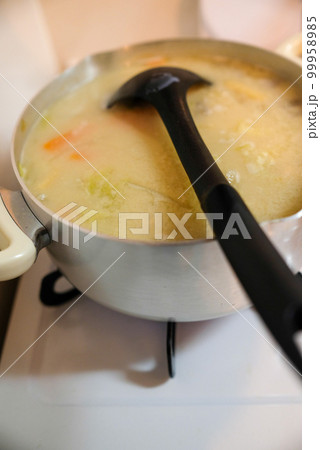 粕汁を温めている写真 99958985