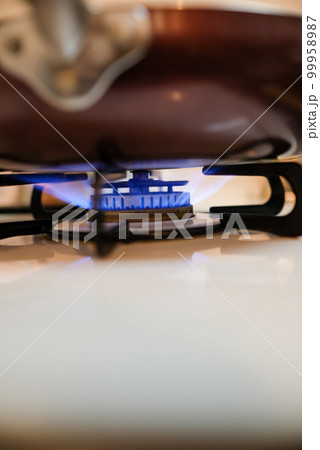 コンロのアップ 99958987