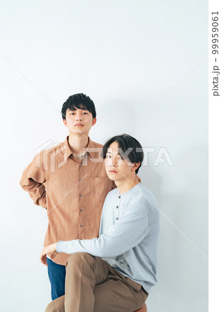 若い男性二人のポートレート 99959061