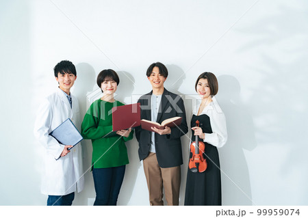様々な学部の大学生・専門学校生のグループ　文系　理系　芸術系　IT系 99959074
