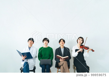 考える様々な分野の学生グループ　理系　IT系　文系　芸術系 99959075